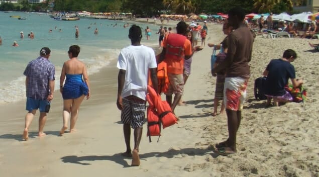 Недостаточное уважение туристами местных традиций внесло вклад в необходимость акцентировать внимание на выполнении принятых правил